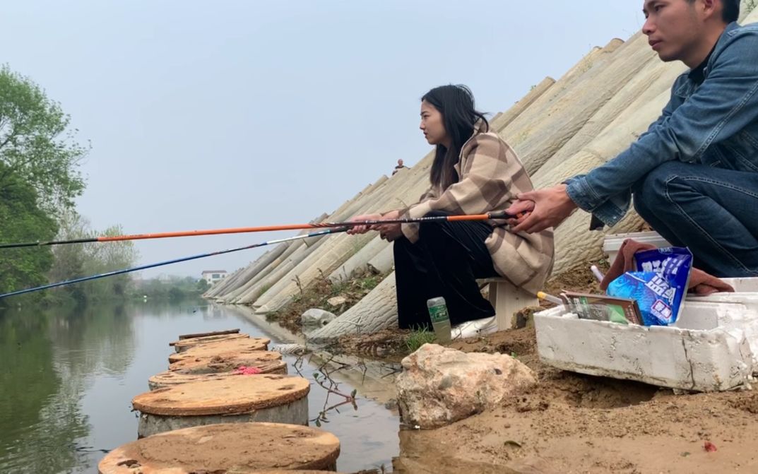 小伙出去钓鱼,老婆不仅支持还陪着一起钓, 这样的媳妇哪里找?