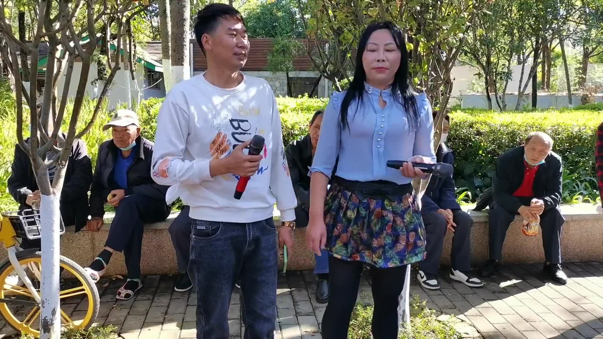 云南山歌唱完山歌一路走我们两个手牵手山歌对唱户外唱歌街头卖唱