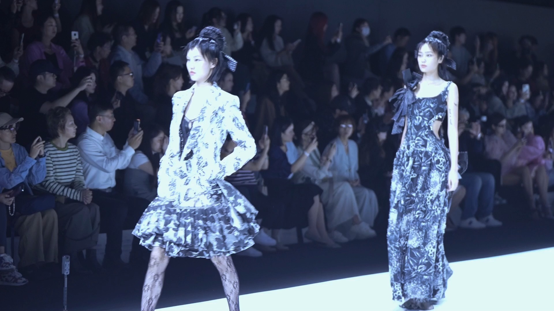 上海约拍ss2025上海时装周美女模特舞台走秀前滩太古里