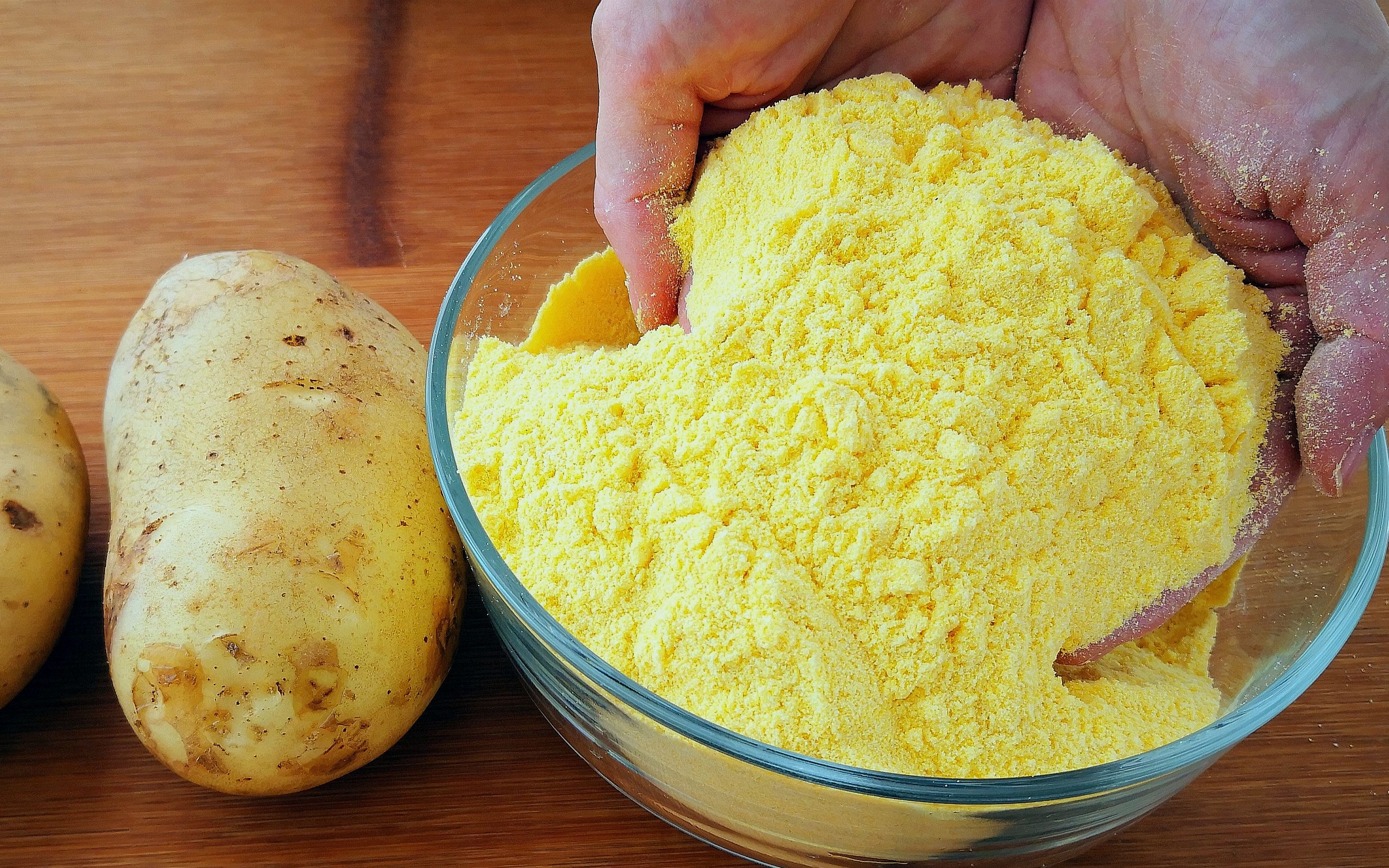 玉米面这样做太好吃了,加2个土豆,不用蒸不油炸,一次2斤不够吃_哔哩