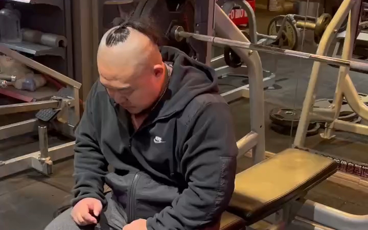 常熟阿诺100kg卧推24次,尽显王霸之气