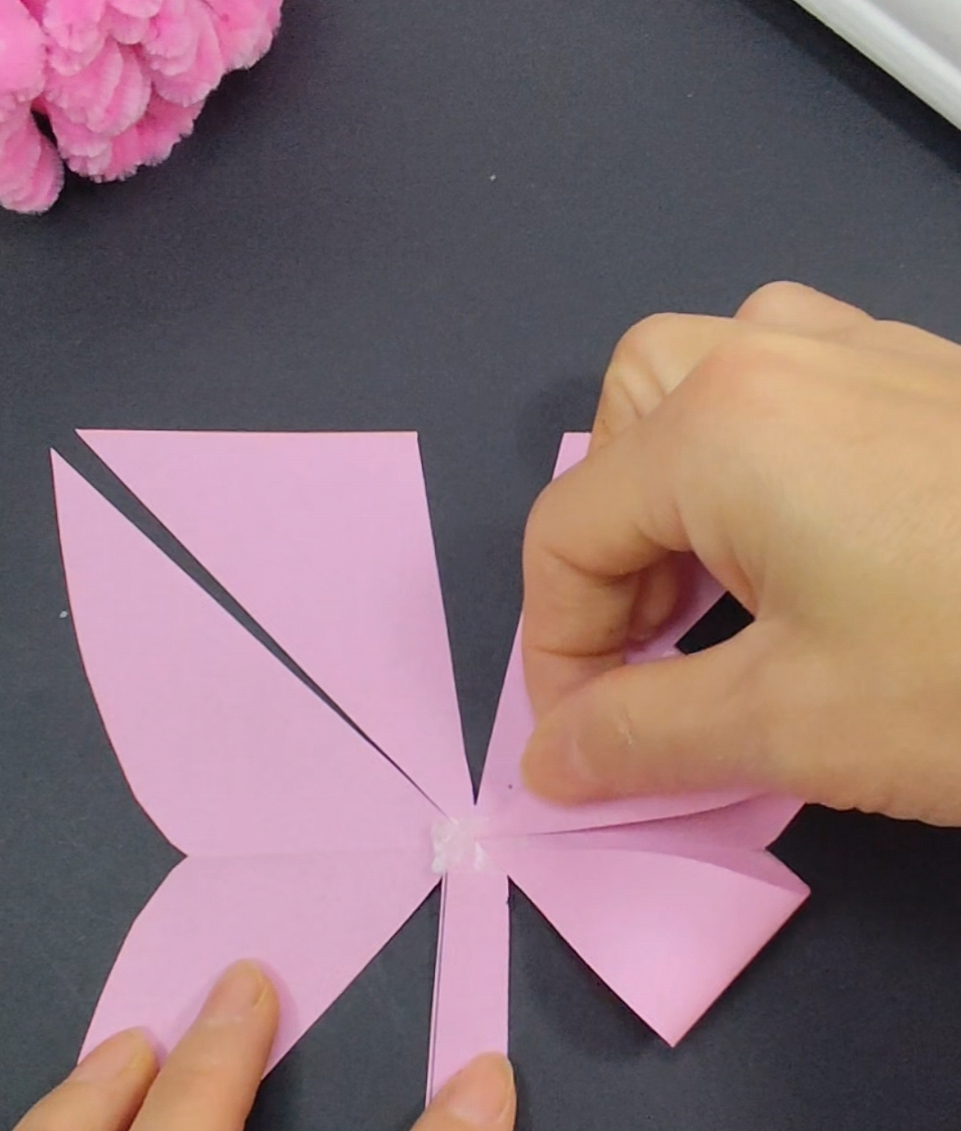 用彩纸剪一个漂亮的蝴蝶结,快来试试吧