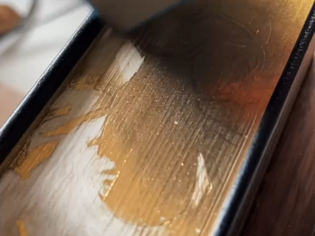 作品为“屏住呼吸”来自烧木的魅力