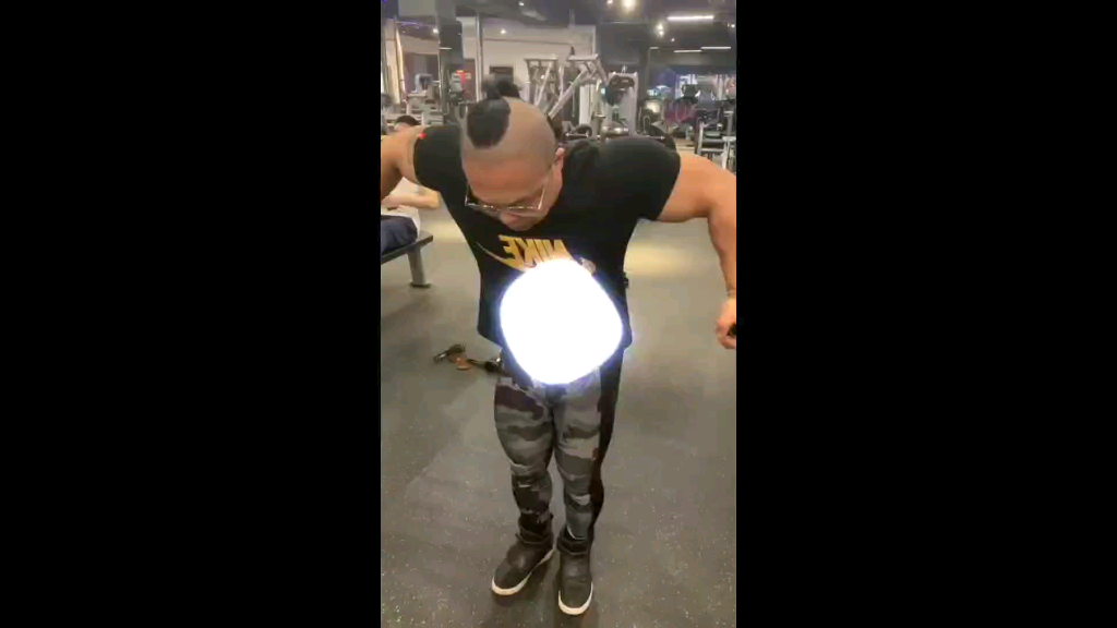 好兄弟刚刚剃完头就来练已经雌化了的胸