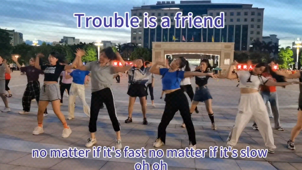 [图]美女现场演绎新流行世界名曲《Trouble is a friend》