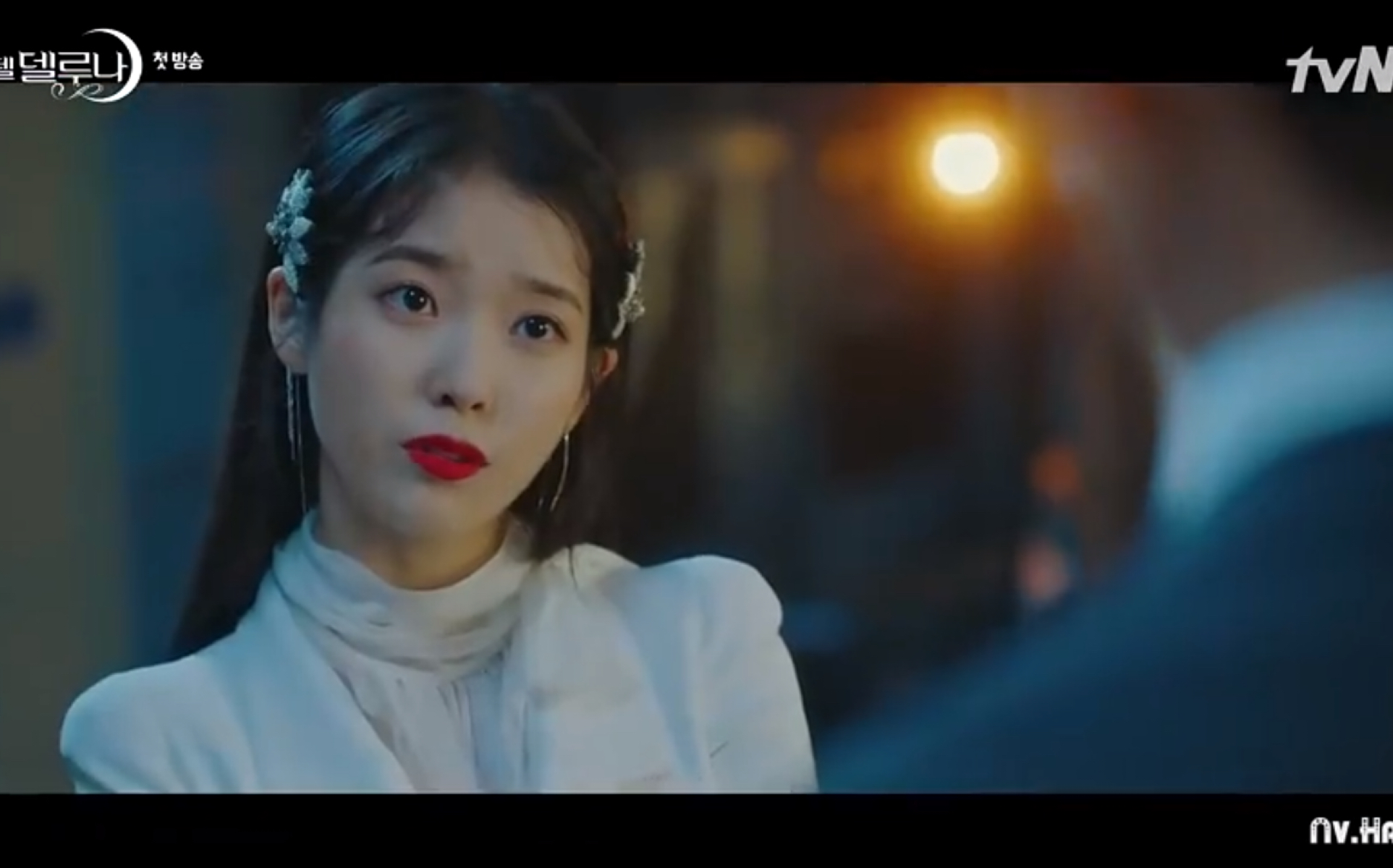 iu新剧德鲁纳酒店帅气出场一幕,这个女人爱啦