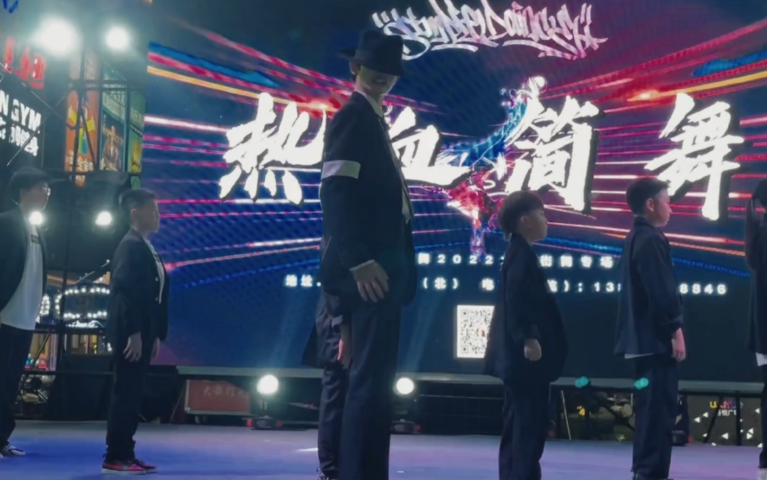 up携同简舞学生一起登台表演MJ经典舞蹈《Dangerous》燃炸啦!哔哩哔哩bilibili