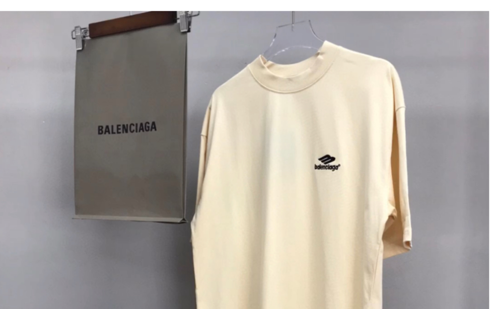 分享一下高仿balenciaga巴黎世家侧胸小字母刺绣logo短袖t恤