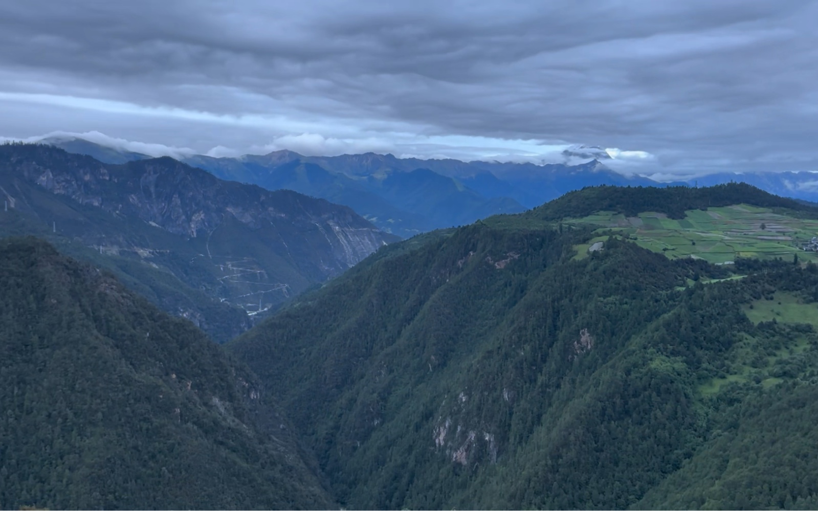 骑行电动车广州到西藏,第九天开273公里到香格里拉出现轻微高反