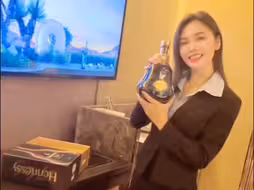 在澳门打了胜仗，美女公关给我开香槟庆祝，要陪我喝两杯