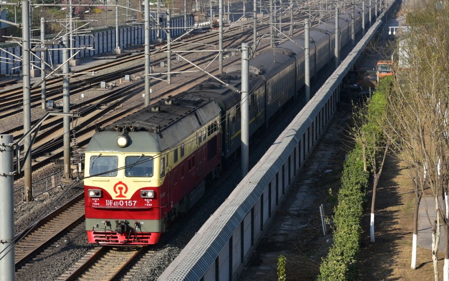 k602次(df4d-0157)接近北京南普速场