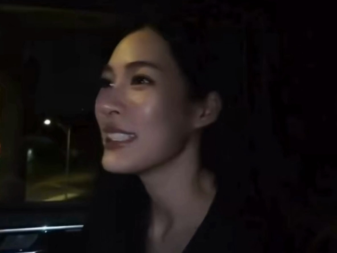 评价一下CK纽约时装周。玲:秀真的非常棒,这是我第一次来这里。虽然待的时间不到24小时,但玲非常喜欢这里。这里的氛围、景色、秀都很好,也见到了很多人,做了很多