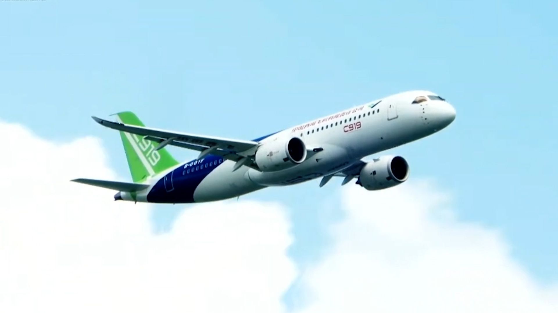 现场:c919亮相新加坡航展首日飞行表演 获海外网友点赞