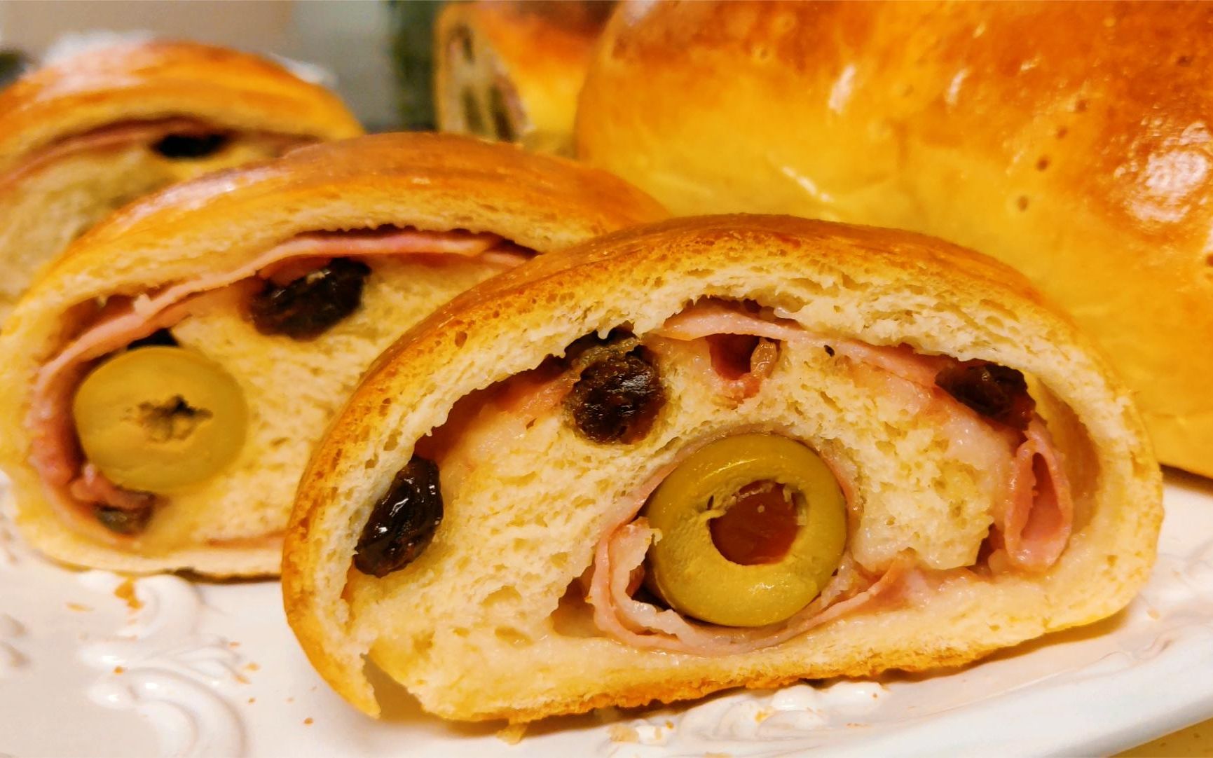 节日传统美食,火腿橄榄咸面包,风味独特,圣诞聚会必成亮点.