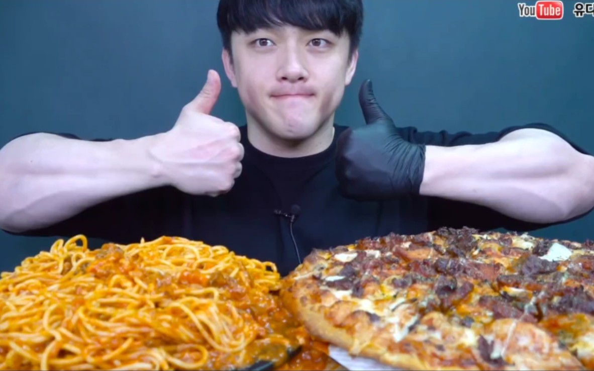 深渊巨口youtube韩国小哥吸面披萨吃播