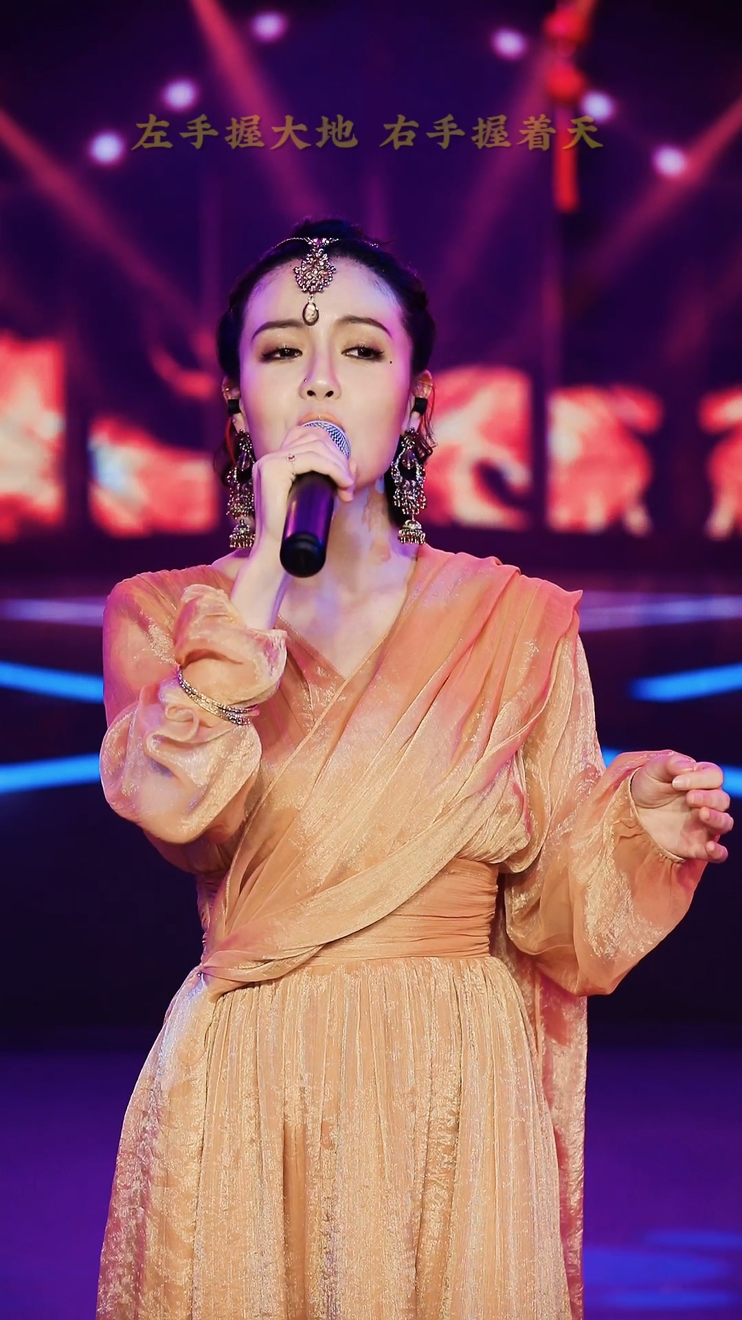 左手指月,维艾迪娅的版本来了#置身音乐现