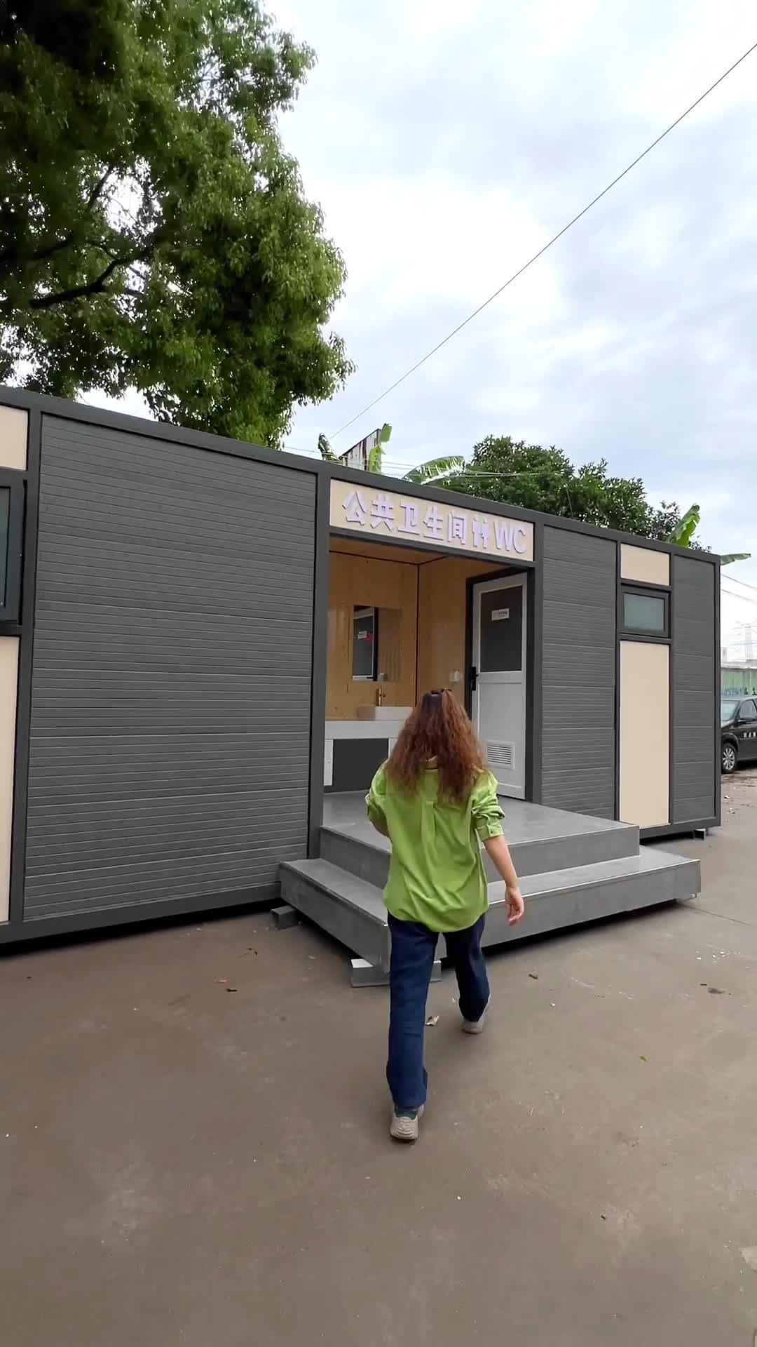 可移动户外公共厕所,与传统土建厕所相比,无疑具有多方面的优势