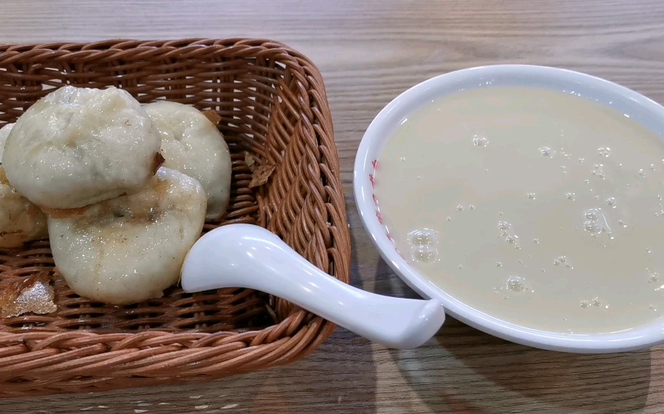 在商丘吃的第一餐,4个特色煎包,一碗豆粥4块钱