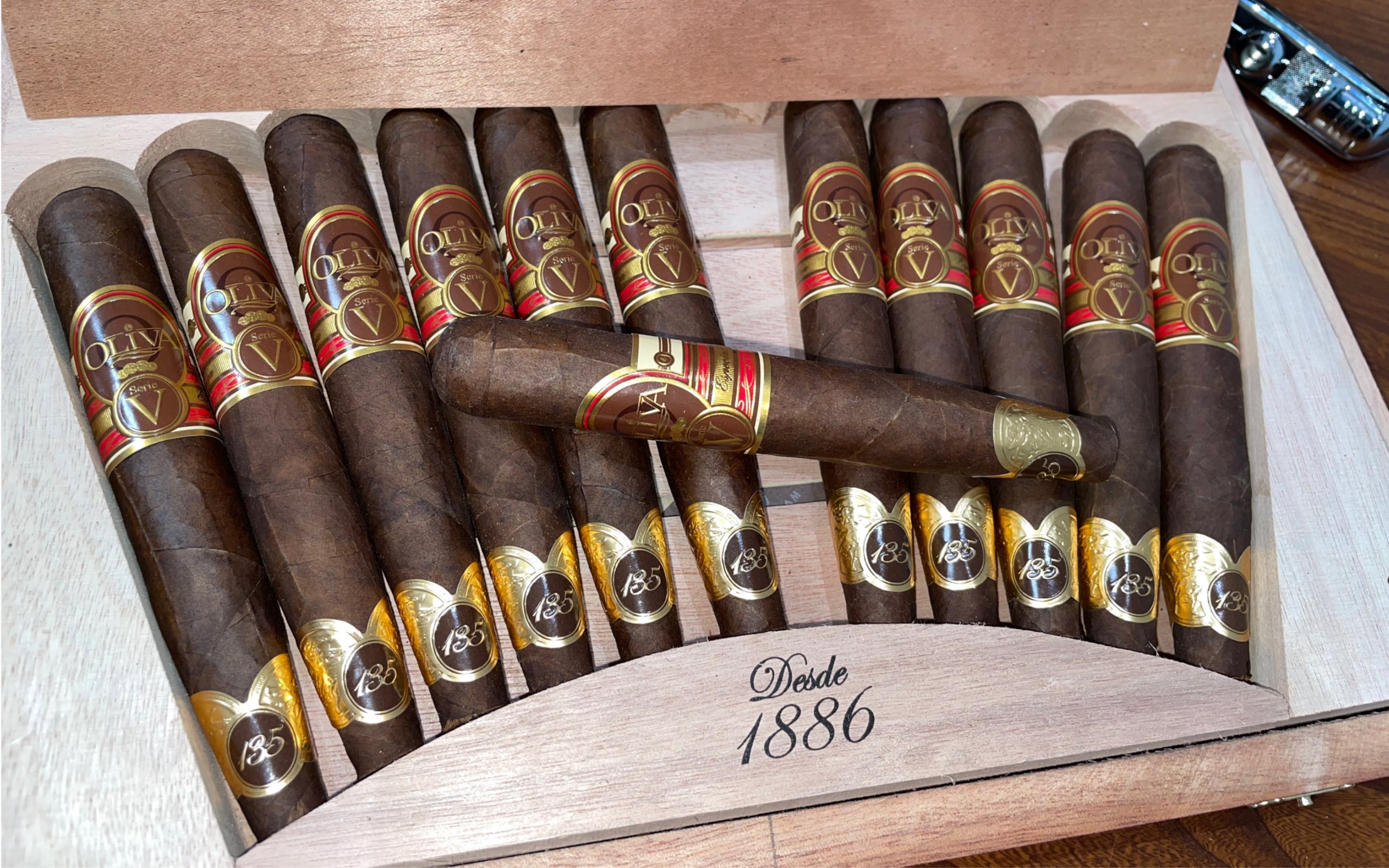 奥利瓦v的135周年限定,蹭到手马上就开抽!