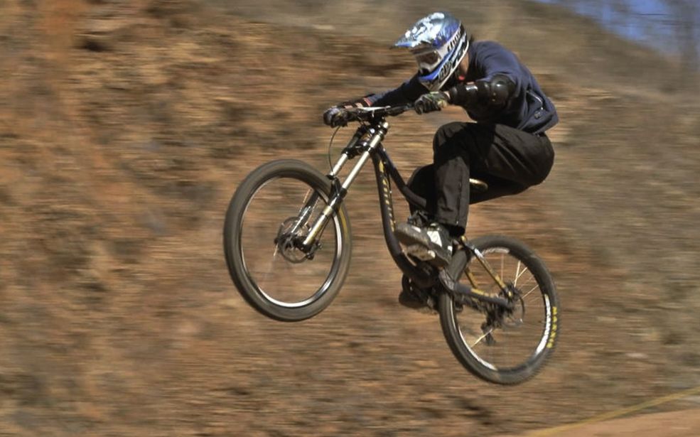 极限山地自行车手挑战山脊!摔下来的那一幕不忍直视