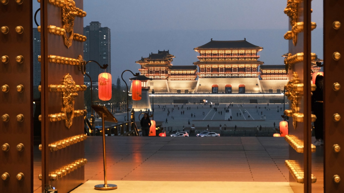 不了解的人都会以为这是新修的城楼除了华丽就是华丽,哪知洛阳人民的