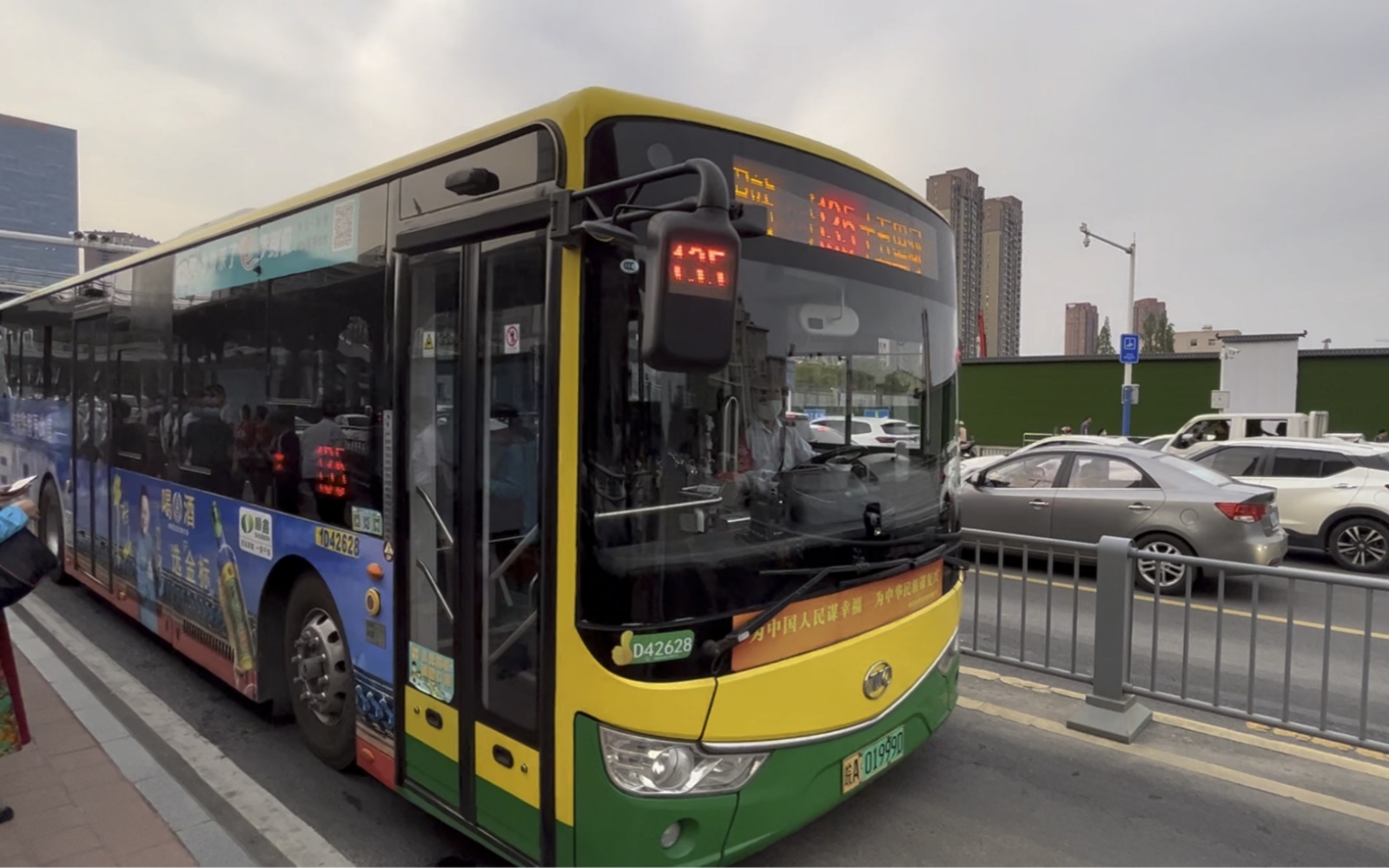 (合肥公交)135路d42628十五里河方向进出卫岗(brt侧式站台)车站