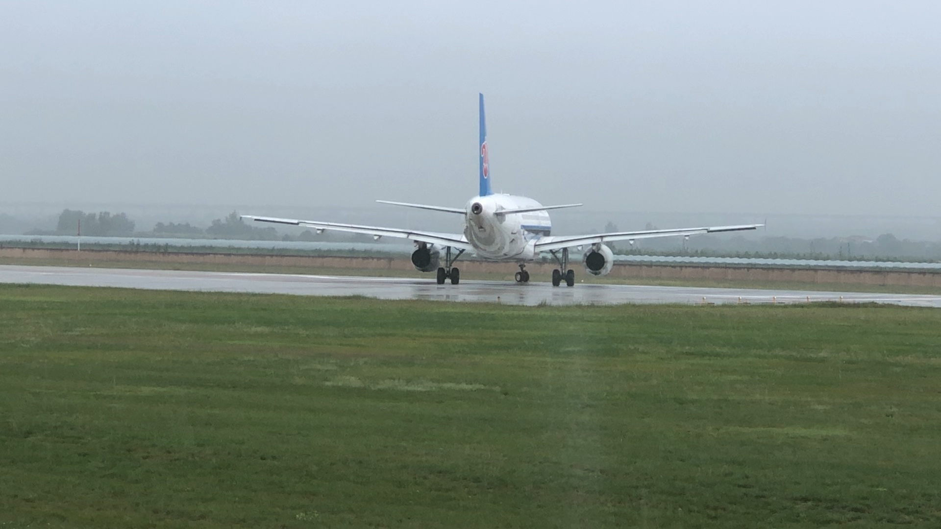 中国南方航空运城关公机场跑道转向,准备take off(火车迷+飞友记得关注,初来乍到请多多指教啦!)哔哩哔哩bilibili