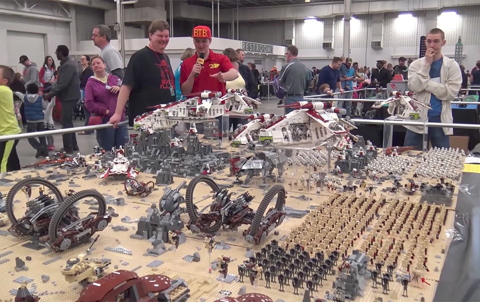 用2000人仔和10万块乐高积木拼成的星球大战克隆人战争巨型沙盘