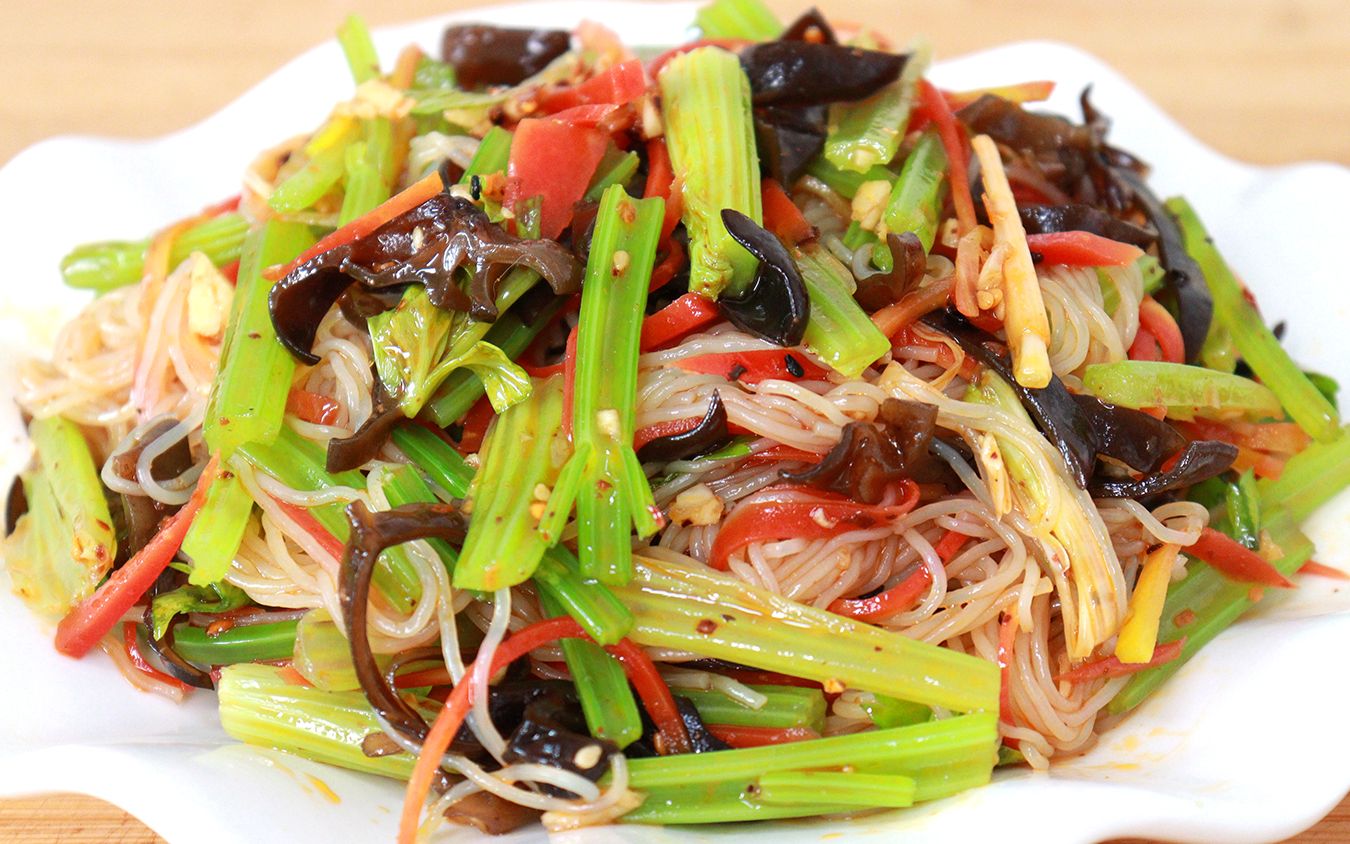 1把粉丝,1把芹菜,四川大姐教你做凉拌菜,香辣开胃,好吃又下饭_哔哩