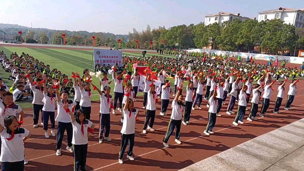 [图]运动会开幕式 开心往前飞