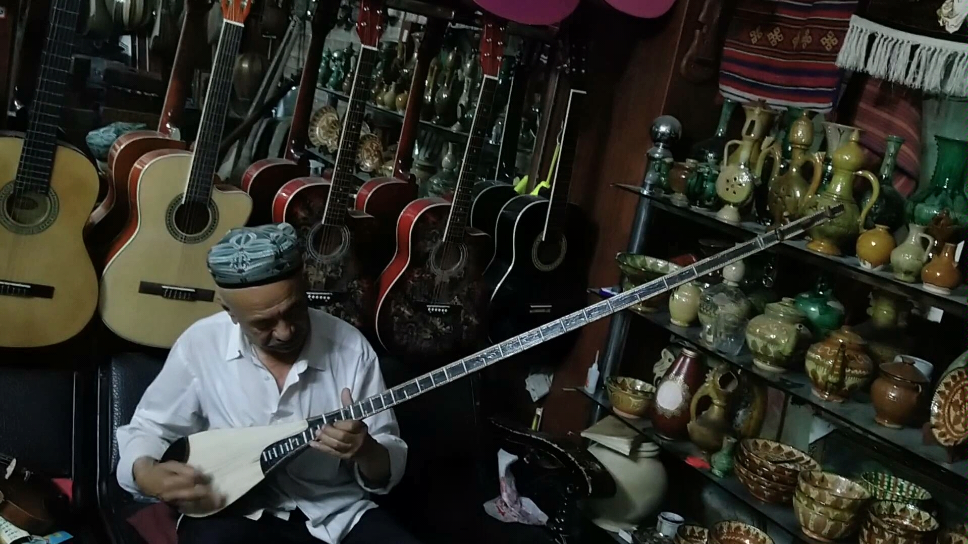 维吾尔族琴师老爷爷演奏弹布尔tambur冒昧上传