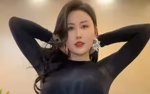 短裙美腿阿姨