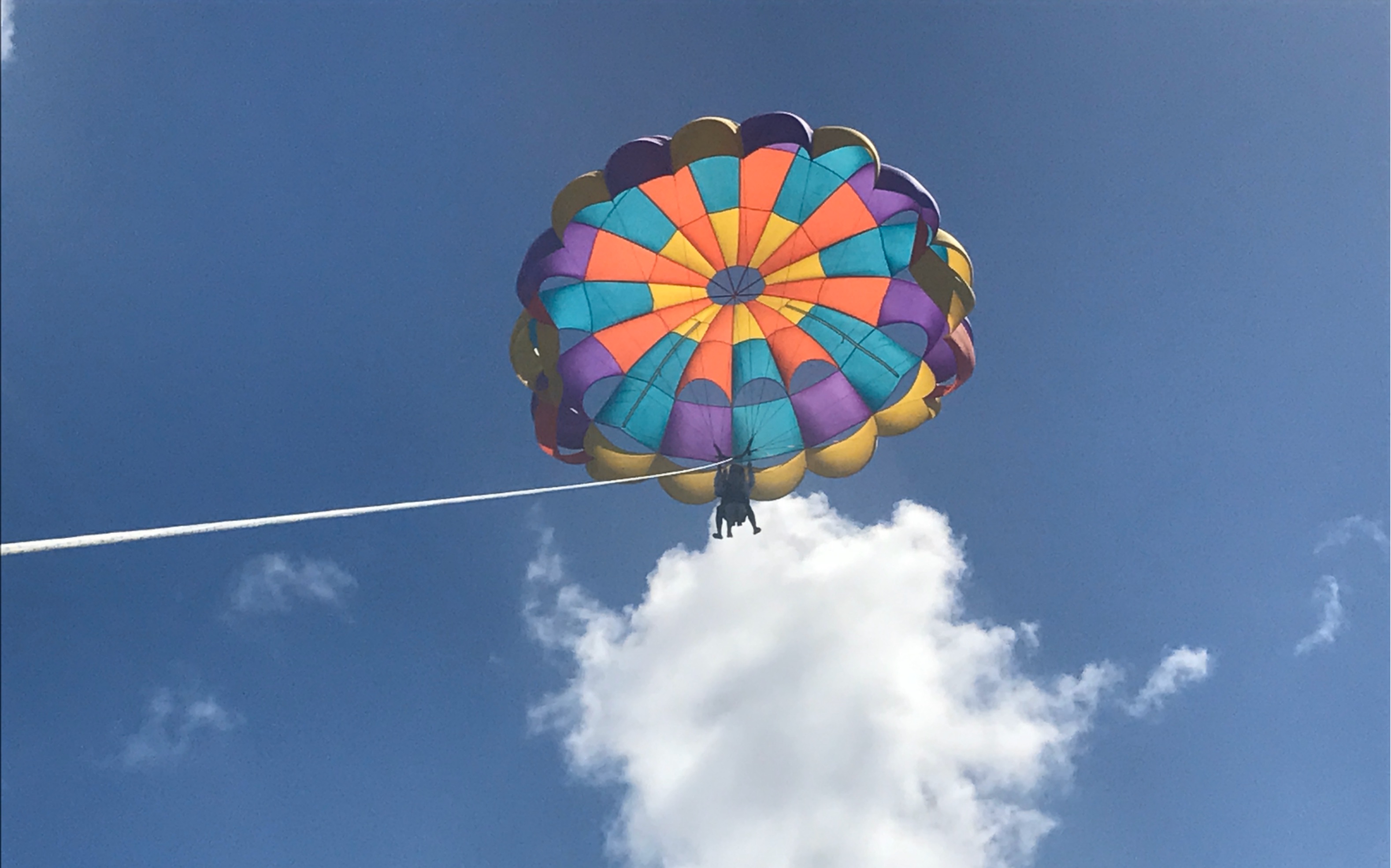 带小朋友玩拖伞