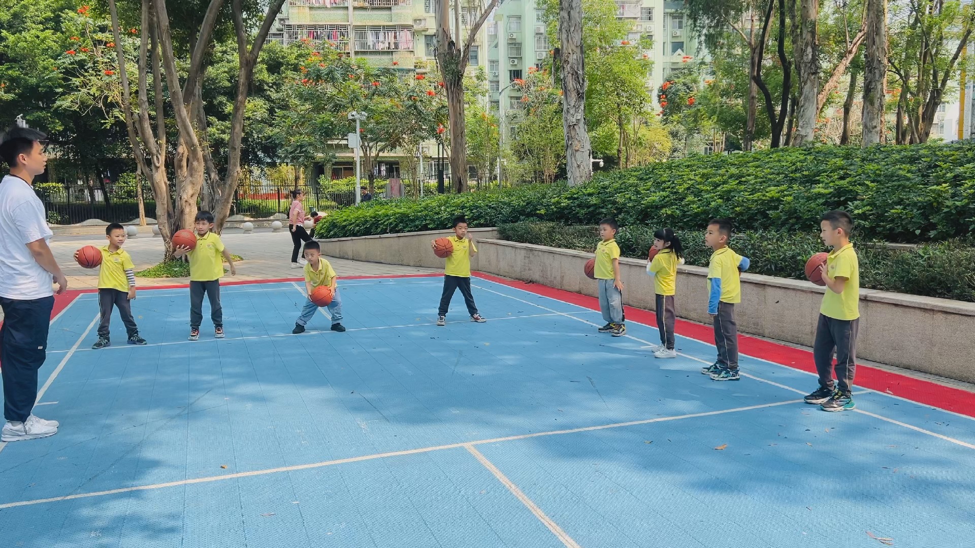 04【警报】这里是国际幼儿园萌宝花式运球现场04