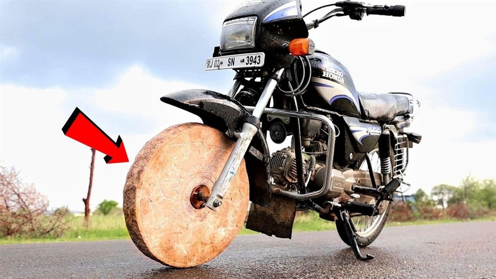 不用充气的轮胎有多神奇?用石头做轮胎,摩托车还能行驶吗?
