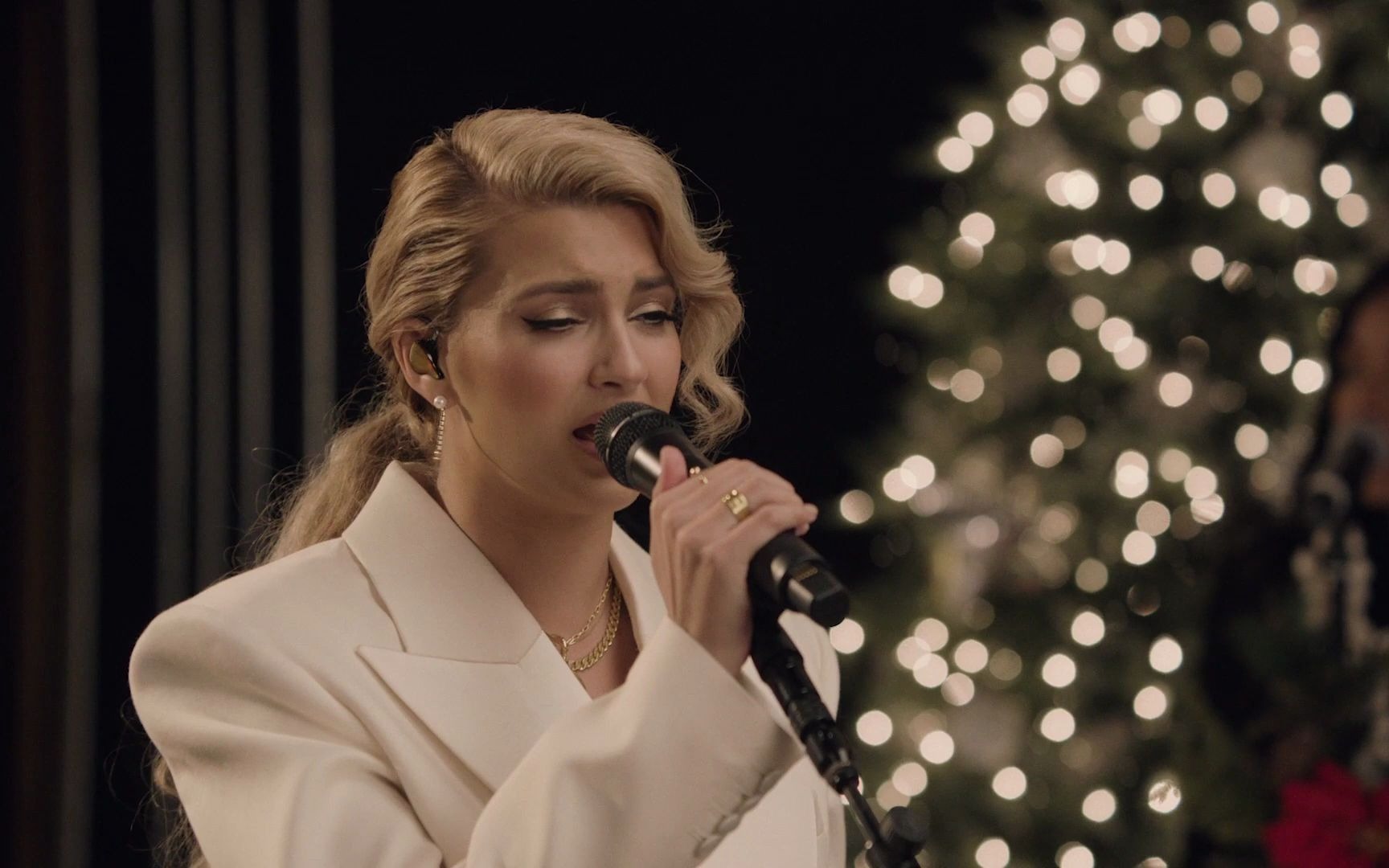 [图]【超赞现场】Tori Kelly - Christmas Songs (Live)