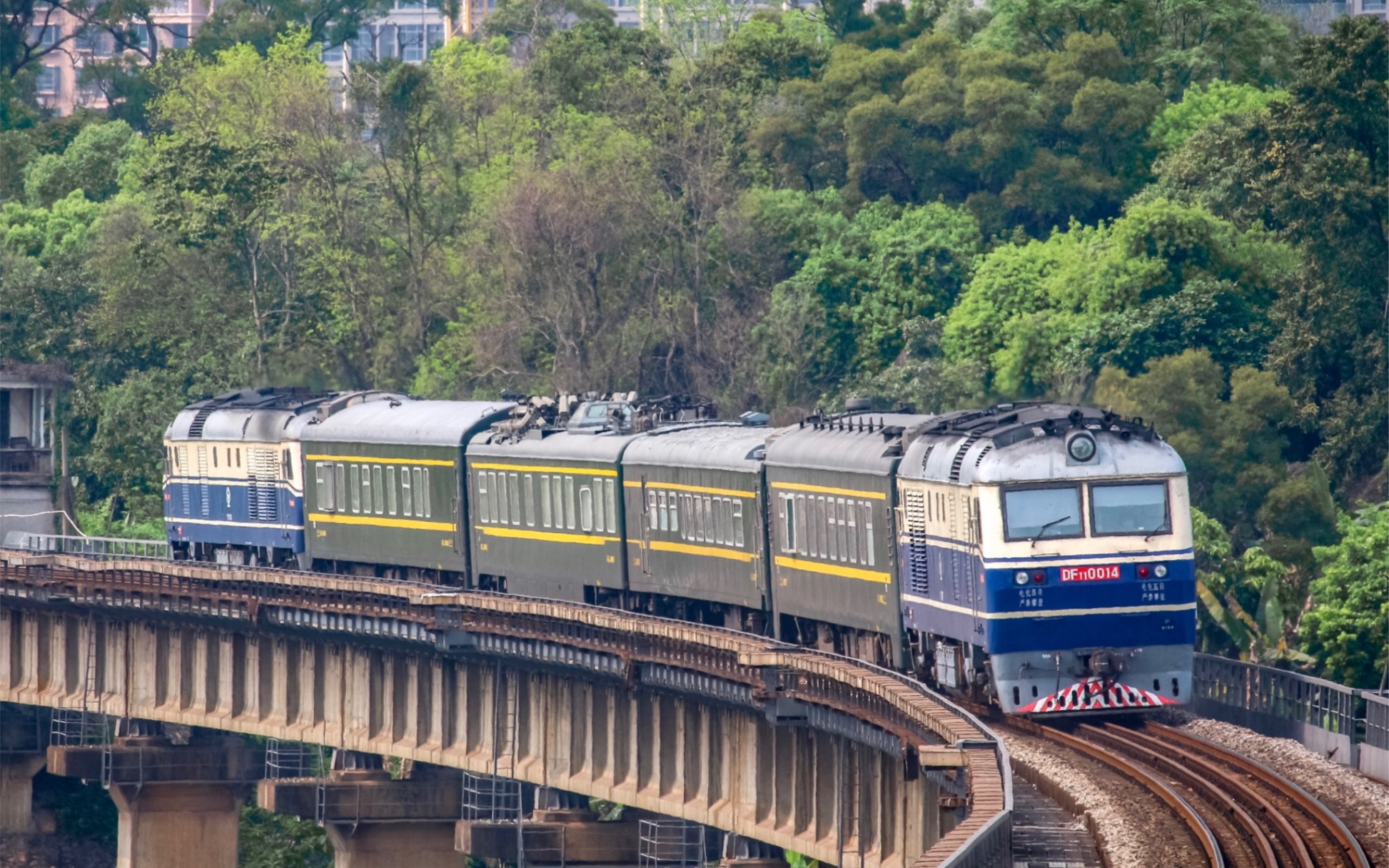 中国铁路广铁广段东风11型内燃机车牵引57150次督导专列通过肇庆西江