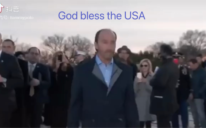 [图]美利坚合众国第45任总统就职典礼Lee Greenwood 倾情献唱 Gold bless the USA。