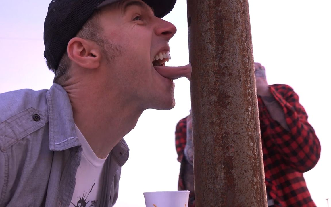 冬天用舌头舔铁,为什么会被粘住?如何解决?