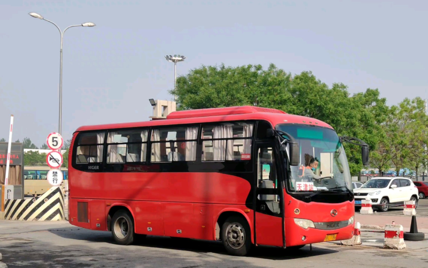 天津蓟州客运182路klq6796qae3出站