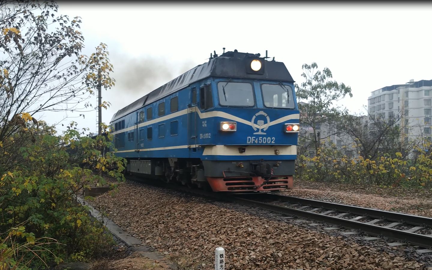 宁局邕段东风4c5002牵引货运列车,通过冷水滩区传芳路跨线桥,沿永西