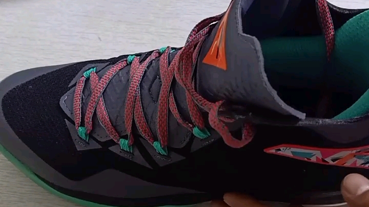 160左右安踏神盾一代,性价比很高,适合学生穿的平价球鞋!