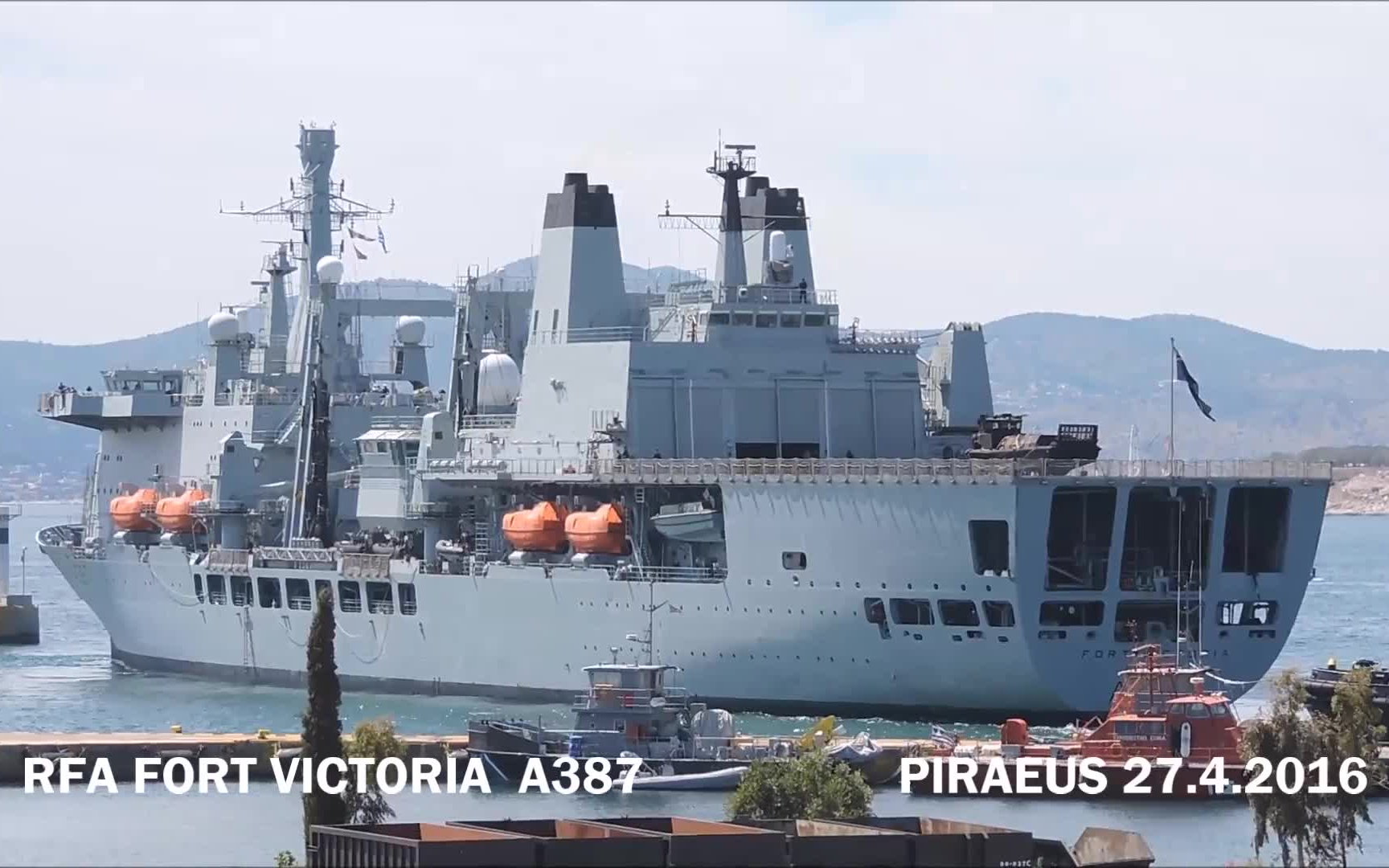 英国皇家海军维多利亚堡级补给舰维多利亚堡号a387离开比雷埃夫斯港