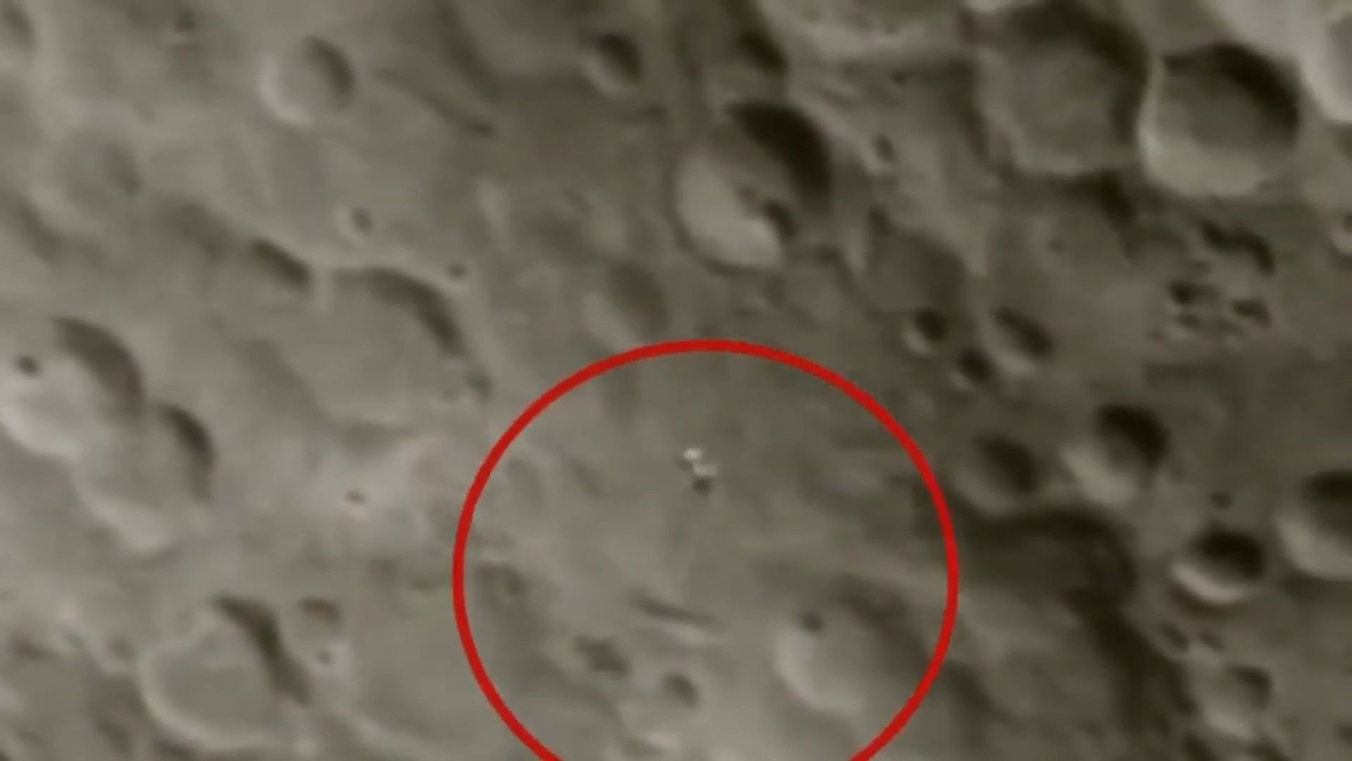 ufo不明飞行物在月球上盘旋!