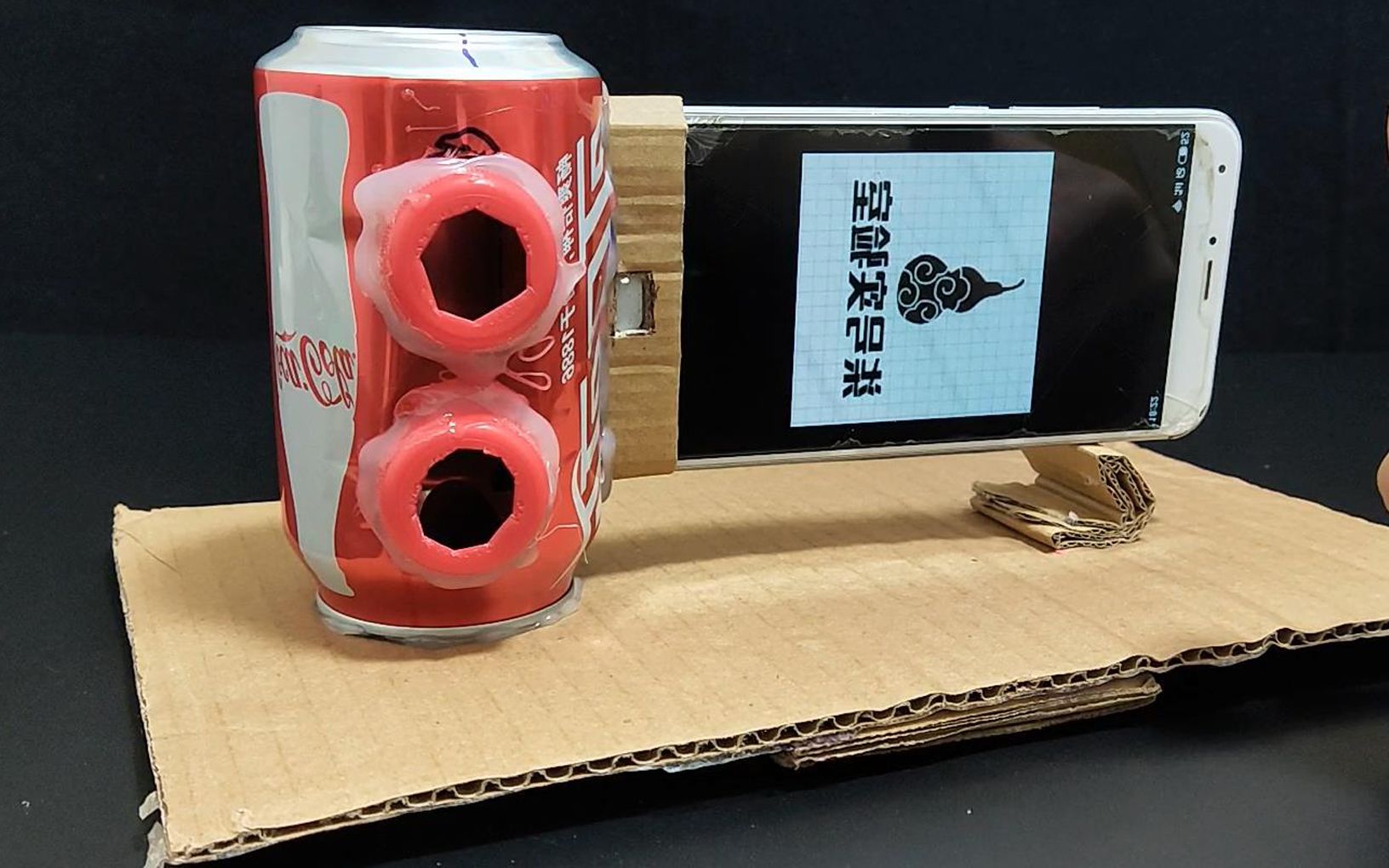 小伙手工小发明,可乐瓶切个口变身手机音响,关键还带手机支架