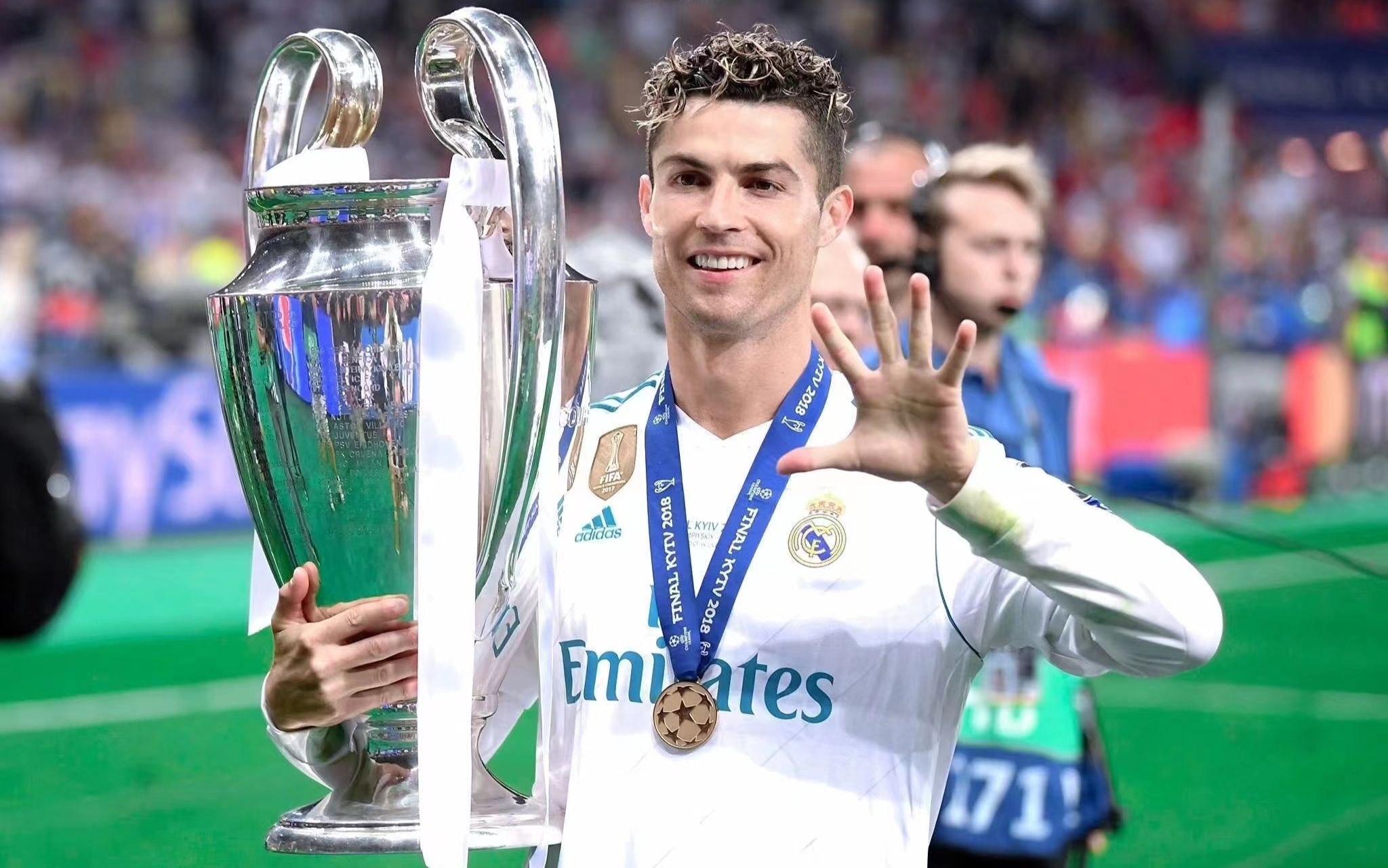 0205|c罗生日快乐 帅哥与奖杯更相配