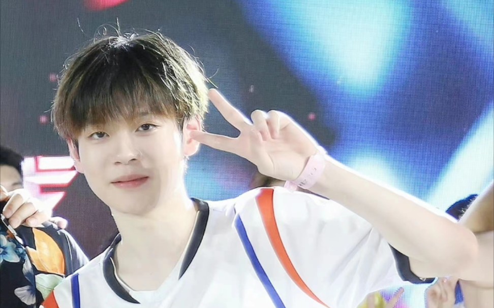 著名职业选手诚c竞偶遇"假粉"?