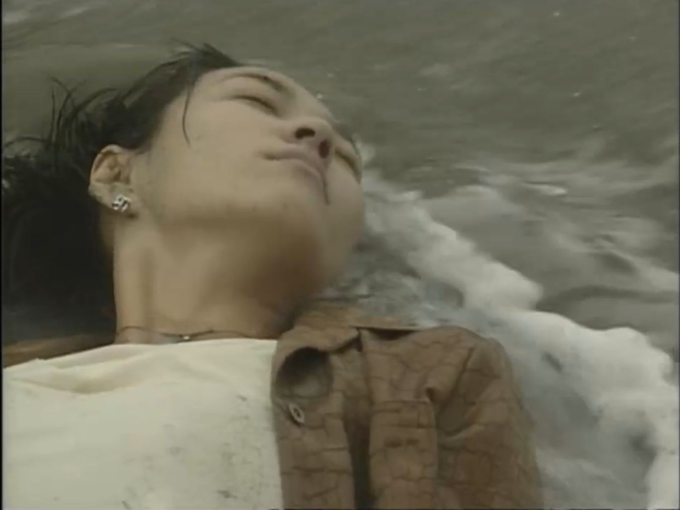 美女演员海边被杀死