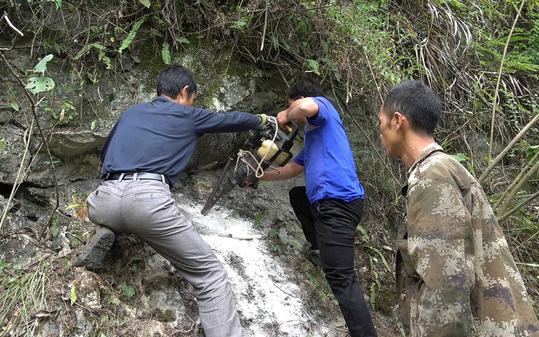小伙和钓友上山挖蜂蜜,劈石开路,没想会是这个结果,尴尬了