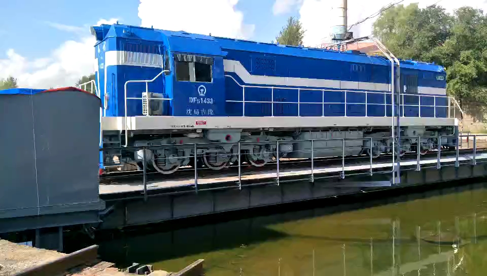 机车转盘吉林机务段df5在调车转盘进行换向作业